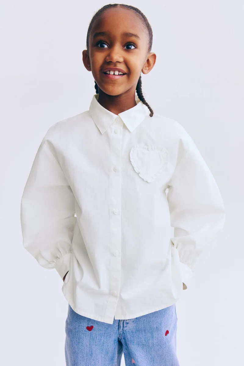 اتش اند ام قميص من نسيج البوبلين مزين بتطريزات قلوب